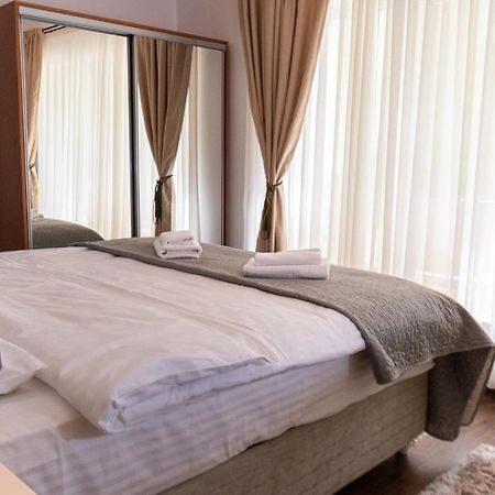 Nature Apartment - Minutes Away From The Old Town And Afi Mall 브라쇼브 외부 사진
