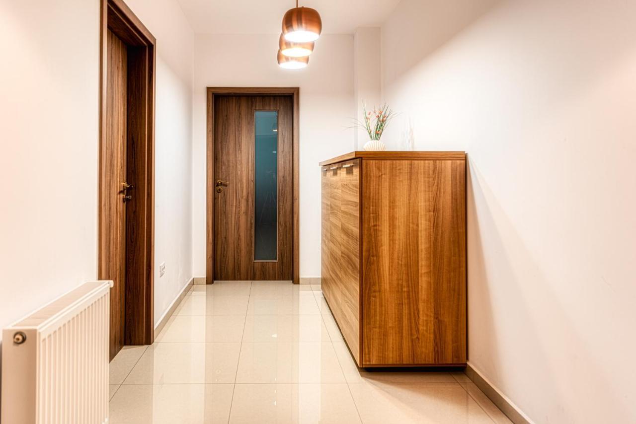 Nature Apartment - Minutes Away From The Old Town And Afi Mall 브라쇼브 외부 사진