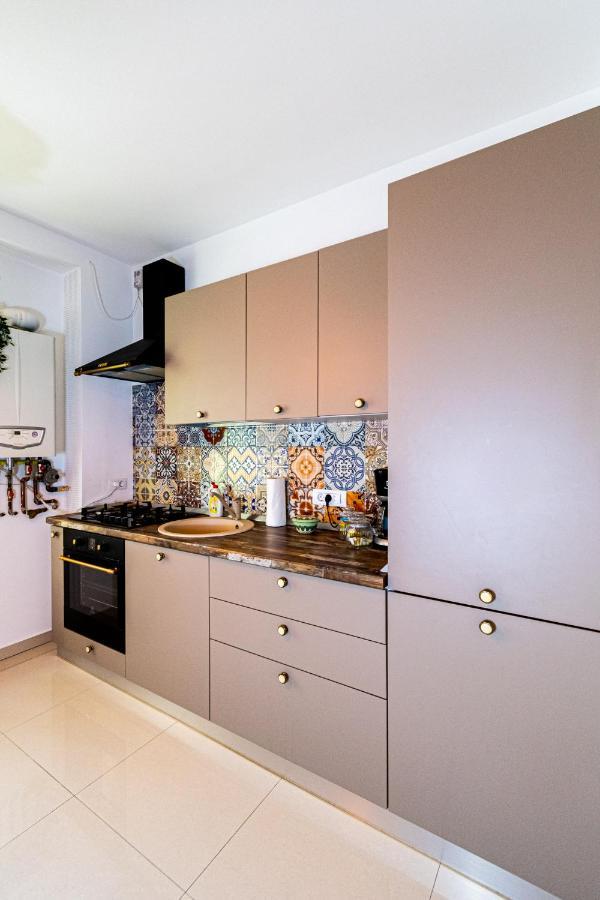 Nature Apartment - Minutes Away From The Old Town And Afi Mall 브라쇼브 외부 사진