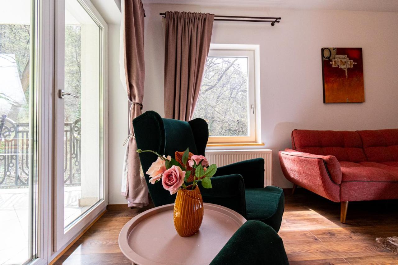 Nature Apartment - Minutes Away From The Old Town And Afi Mall 브라쇼브 외부 사진